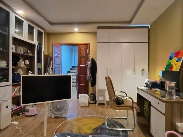 Nhà đẹp cầu giấy ngõ rộng thông thoáng dt 45m2 5 tầng mặt tiền 4.5m Giá 13 tỷ