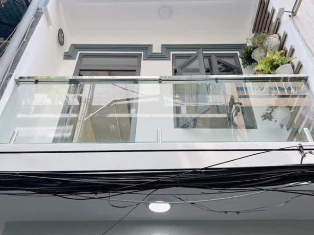 Nhà đẹp DTsd 84m đúc 4 tấm Q4 hơn 4 tỷ Hoàng Diệu xe hơi cách nhà 10 m