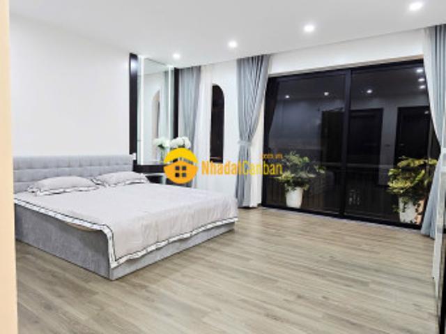 Nhà đẹp nội thất xịn đường ô tô ngõ phố nguyễn văn linh dt 45m2. Giá 11.8 tỷ