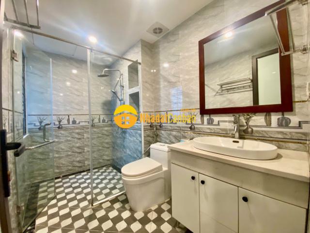 Nhà đẹp nội thất hiện đại ô tô đỗ cửa giá rẻ ngõ phố thạch bàn dt 42m2. Giá 10.9 tỷ