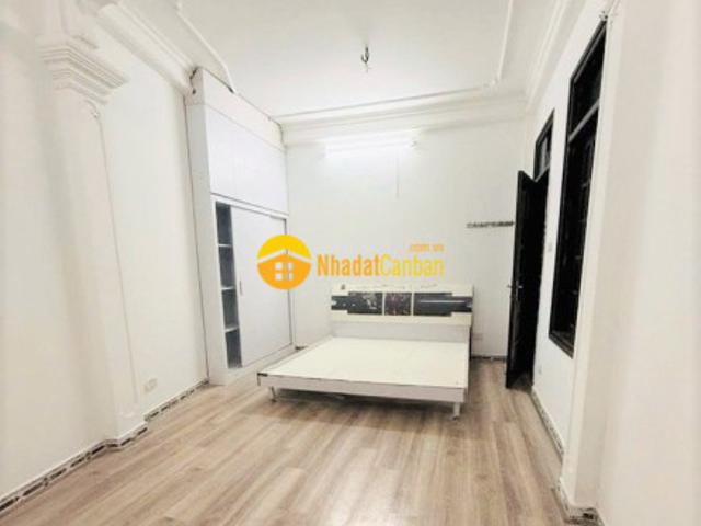 Nhà đẹp ở ngay đường la thành, ngõ nông, gần phố, 32m 5 tầng, 8.35 tỷ