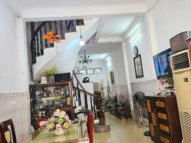 Nhà đẹp ngay trường Võ Văn Kiệt P13Q8 P. Phú Định