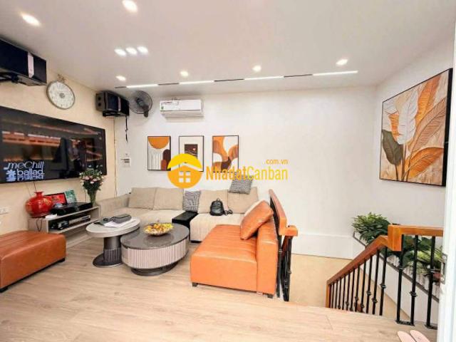 Nhà phố ô đồng lầm, dt 33m2, gần oto, 6tầng, kinh doanh, mt 3.4m, giá chỉ 10 tỷ