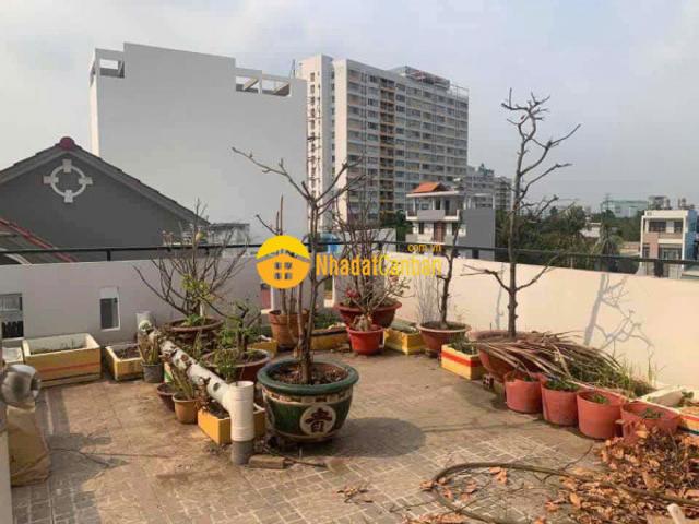 Nhà phố đường thông xung quanh nhiều tiện ích