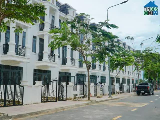 Nhà phố trung tâm TP Tân Uyên giá chỉ 2.55 tỷ có SHR, CK 1 cây vàng