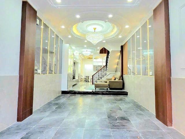 Nhà tân cổ điển, tặng nội thất cao cấp, xe hơi đậu trong nhà