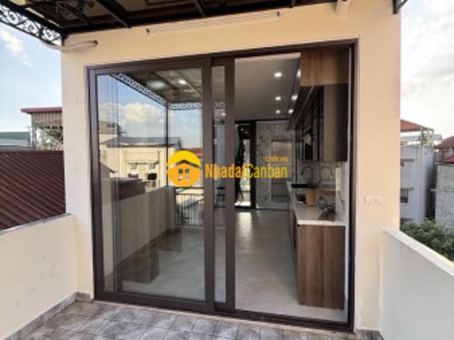 Nhà xây mới full nội thất gần oto