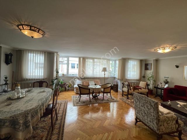 Nişantaşı Teşvikiye Şakayık Sokakta 3+1 Asansörlü Satılık Daire