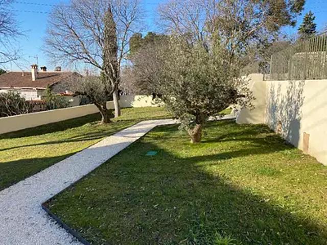 Nîmes 30000 Location appartement 2 pièces t2 au dernier étage parking