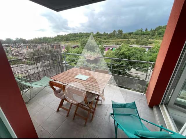 NIMES 30900 APPARTEMENT MEUBLE 3 PIECES 59.29 M2 AVEC TERRASSE ET PARKING 915 euros C.C