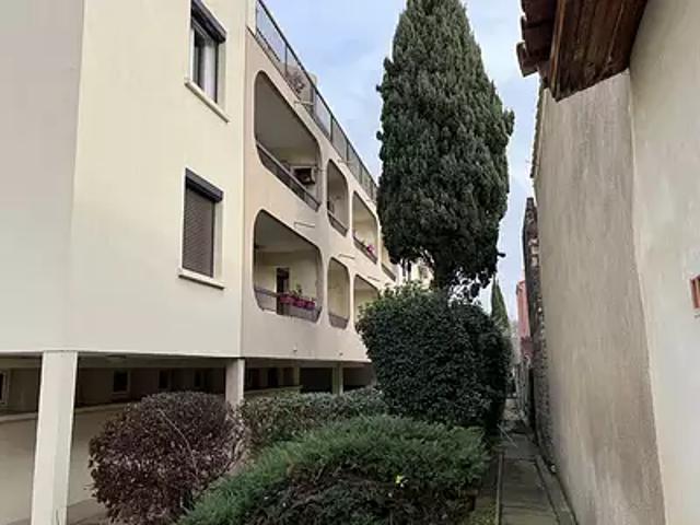 Nîmes 30900 Location appartement 1 pièce t1 au dernier étage cave