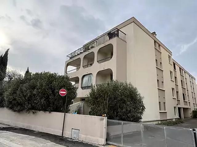 Nîmes 30900 Location appartement 1 pièce t1 au dernier étage cave