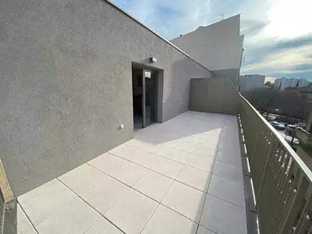 Nîmes 30900 Location appartement 3 pièces t3 au dernier étage