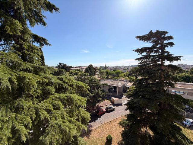 NIMES TRIANGLE DE LA GARE/ PARC JACQUES CHIRAC Appartement P3 BIS de 65m2 avec balcon, cave, place de parking