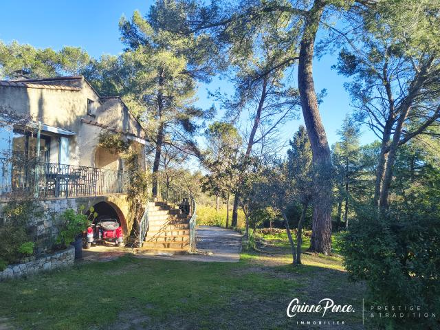 Nîmes villa avec dépendance de type 9 avec piscine