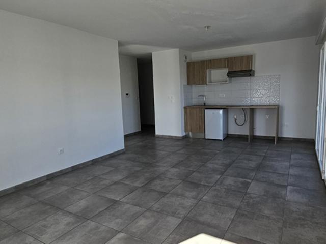 Nimes à louer appartement T3 terrasse et parking privé