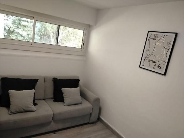 NIMES AGREABLE STUDIO MEUBLE DE 14M2