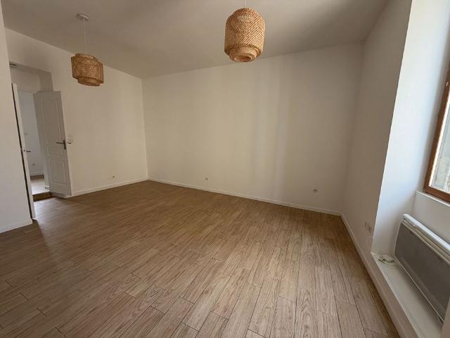 NIMES APPARTEMENT T2 DE 34.59M2 ENTIEREMENT RENOVE AVEC PLACE DE PARKING