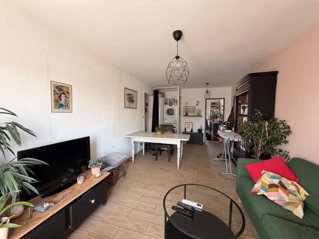 NIMES BEAUSOLEIL Appartement 5 pièces de 90 m2 avec cave et place de parking