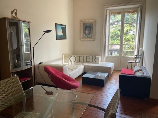 Nîmes Carnot proximité gare dans immeuble bourgeois appartement ancien type 3 avec balcons et grenier
