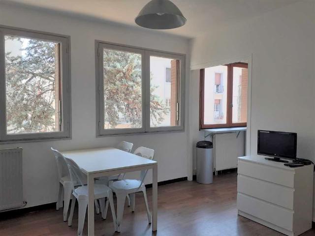 NIMES CENTRE ARENES/MONTCALM MEUBLÉ COQUET T2 DE 32.23M2 AVEC PARKING PRIVÉ ET CAVE