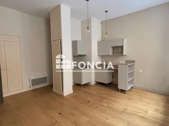 Nîmes centre historique – T2 de 36 m² entièrement rénové dans immeuble bourgeois