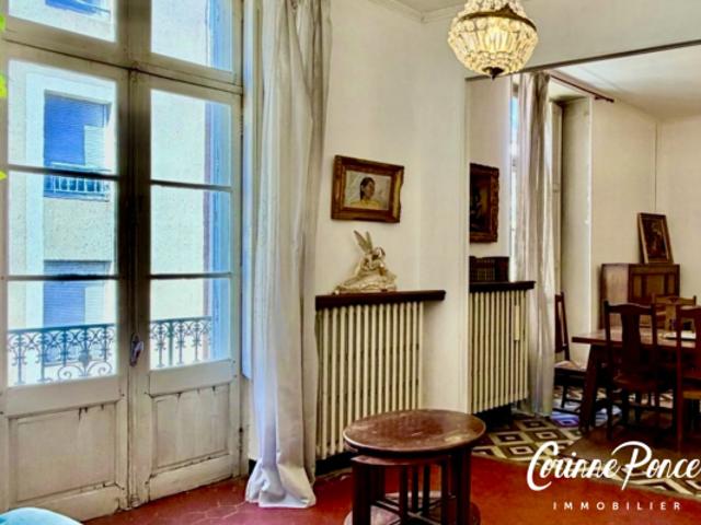 NIMES CENTRE P4 AVEC BALCON ET CAVE DANS IMMEUBLE BOURGEOIS