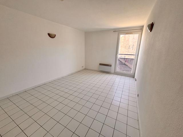NIMES CENTRE/LYCEE DHUODA RUE HENRI IV STUDIO 21.32 M2 AU 1ER ETAGE