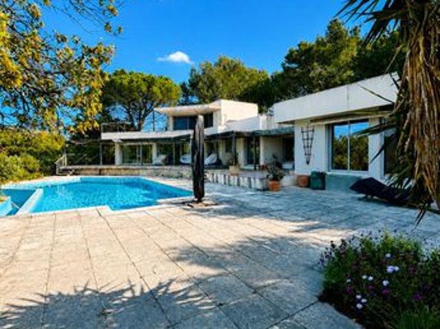 Nîmes Colline Nord quartier rte Uzés, réalisation contemporaine des années 80 avec une magnifique vue sur la garrigue et la ville