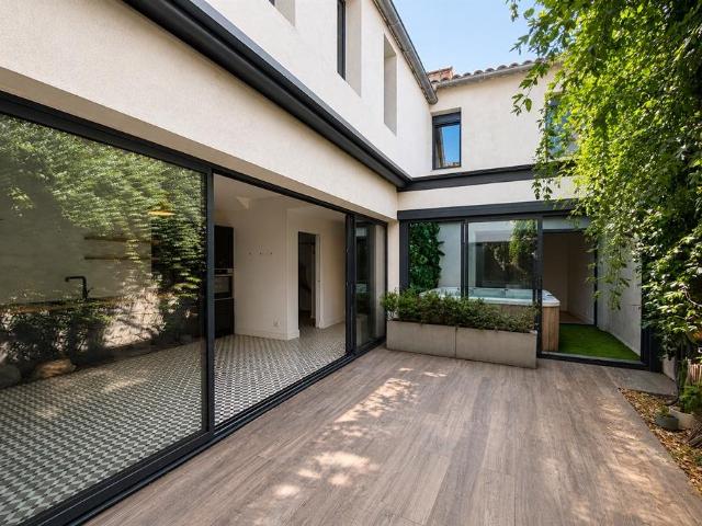 Nîmes Cur De Ville | Maison De Ville Rénovée Avec Garage, Pa. 243m² Nîmes