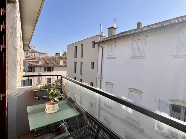NIMES ECUSSON ARENE PARKING CAVE 2 CHAMBRES BALCON