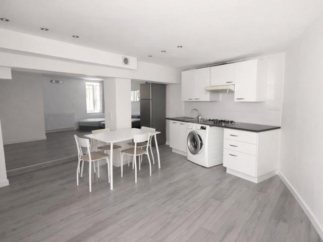 NÎMES Grand'Rue P2 60 m2 RDC 107 000 €
