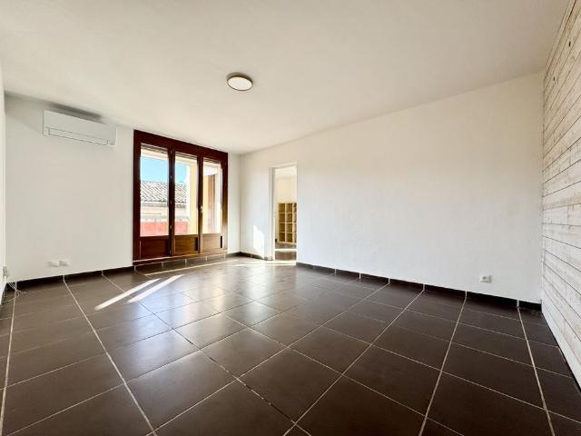NIMES / GREZAN T2 AVEC CLIMATISATION, BALCON, CAVE ET PARKING