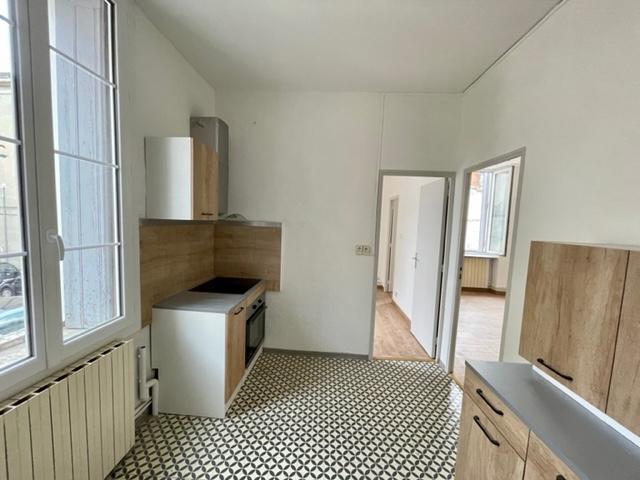 NIMES JARDIN DE LA FONTAINE, P2 RÉNOVÉ EN REZ DE CHAUSSEE SURELEVE AVEC GARAGE