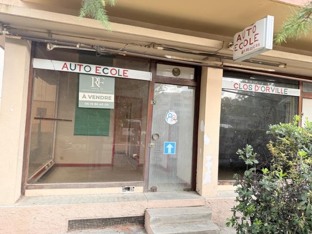 NIMES LOCAL COMMERCIAL A VENDRE