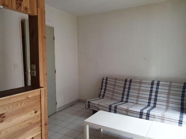 NIMES LYCEE PHILIPPE LAMOUR STUDIO 20.74 m2 EN REZ DE CHAUSSEE AVEC FACILITÉ PARKING