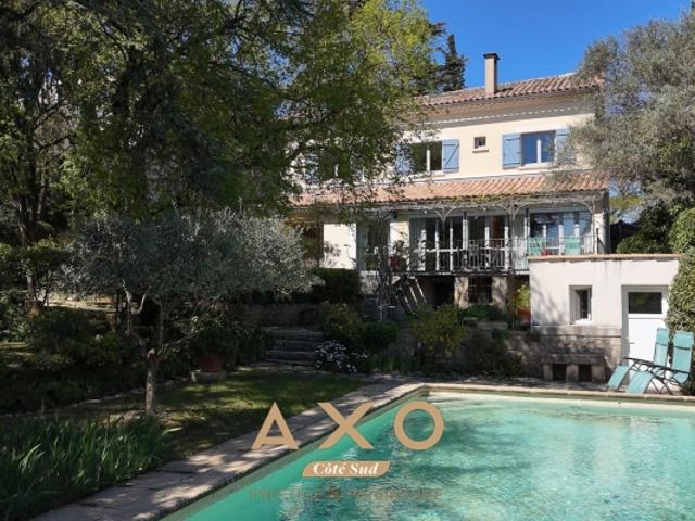 NIMES – MAISON DE VILLE DE CARACTÈRE – 7 PIÈCES – 210 M² – PISCINE – TERRAIN ARBORÉ 1 055 M² – 850 000 €