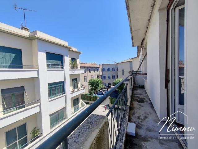 NIMES PROCHE ARENES APPARTEMENT T4 DERNIER ETAGE BALCON CAVE
