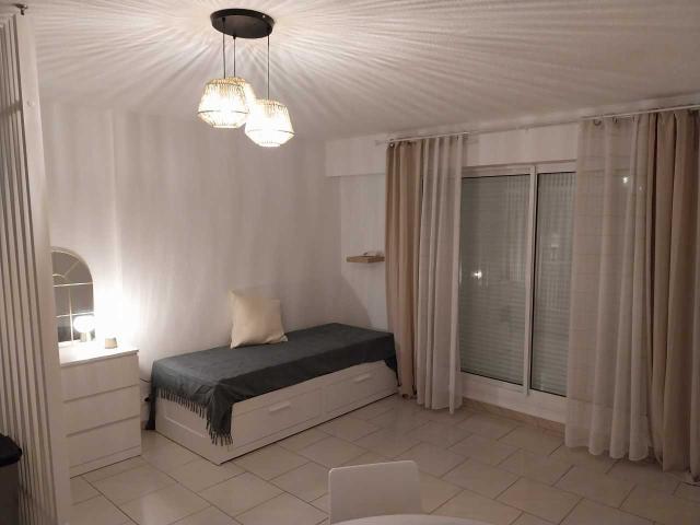 NIMES PROCHE GARE STUDIO MEUBLE DE 31M2 AVEC TERRASSE ET GARAGE