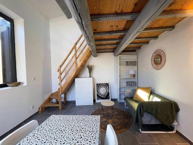NIMES PROCHE VAUBAN APPARTEMENT MEUBLE AVEC MEZZANINE ET TERRASSE