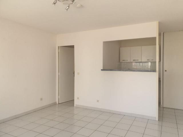 NIMES QUARTIER GARE STUDIO ETUDIANT 23 M2 AU 1ER ETAGE