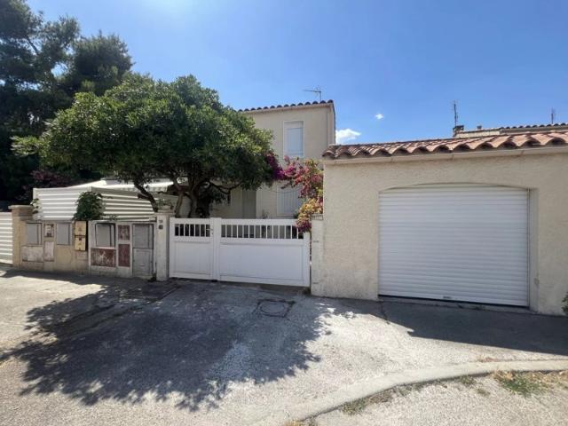 Nîmes, quartier Mas Verdier, villa jumelée d'un seul côté rénovée 75m² sur 256m², 3chs et garage