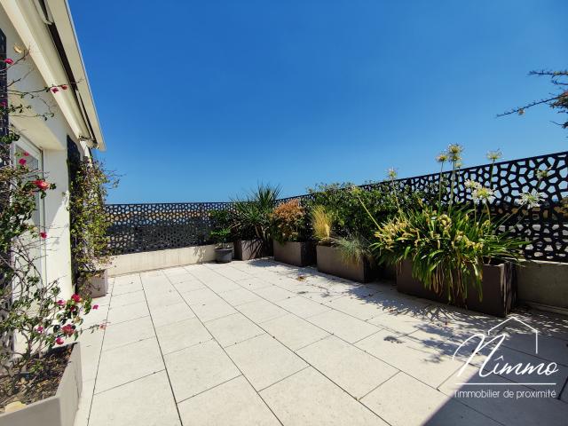 NIMES ROUTE DUZES APPARTEMENT T3 DERNIER ETAGE TERRASSE GARAGE ASCENSEUR