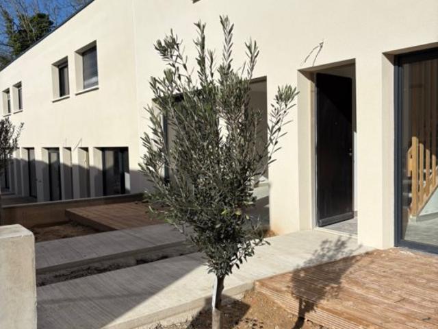NIMES, route d'UZES Appartement récent type 3, type villa. 70m² Nîmes
