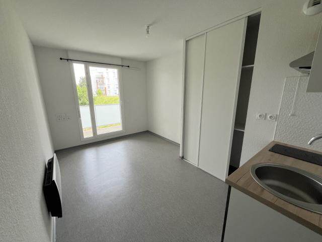 Nîmes studio 18m2 terrasse + parking