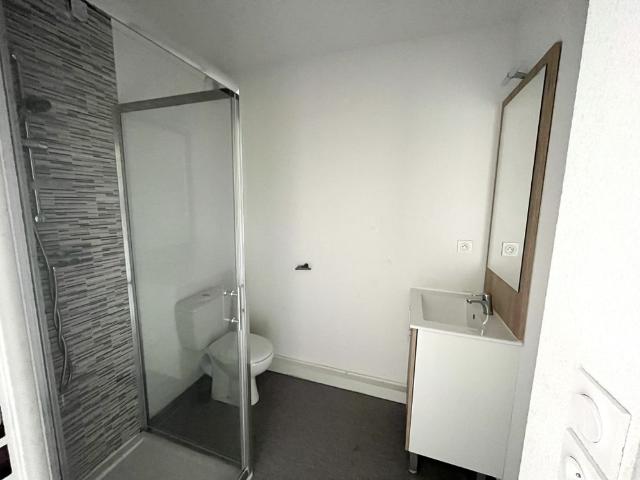 Nîmes studio 18m2 terrasse + parking