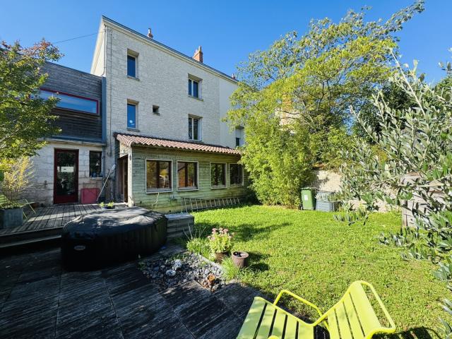 NIORT Chabaudy / Maison de ville de 170 m2 / 5 ch / Jardin / Garage