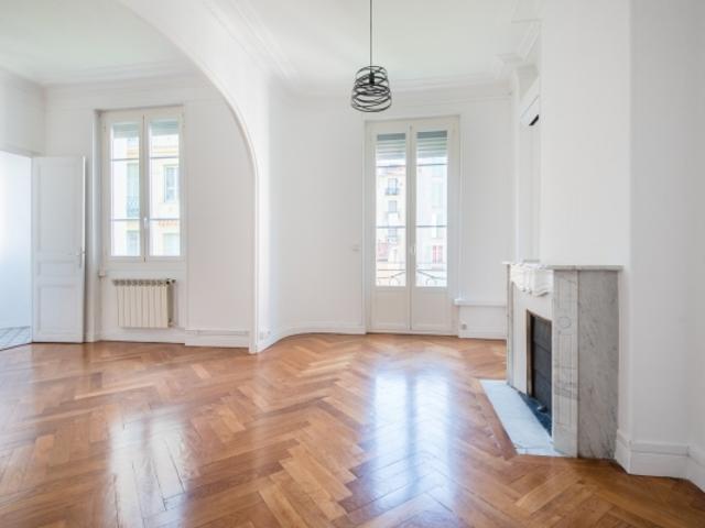 NICE MUSICIENS APPARTEMENT 2 PIECES DE 64M2 A VENDRE BEL IMMEUBLE ART DÉCO VUE DÉGAGÉE PROCHE COMMODITÉS