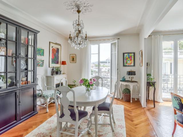 Nice Musiciens: Appartement de charme en dernier étage dans Palais bourgeois