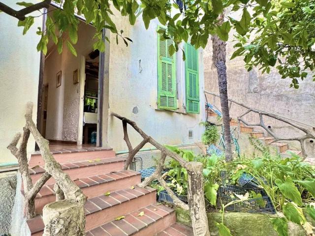 NICE MADELEINE — MAISON 3 PIÈCES À RÉNOVER AVEC EXTÉRIEURS ET VU